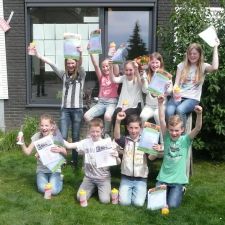 Geslaagde leerlingen uit Wichmond laten hun diploma zien