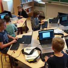 Kinderen achter computers in school