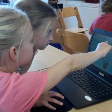 Kinderen oefenen samen achter de computer