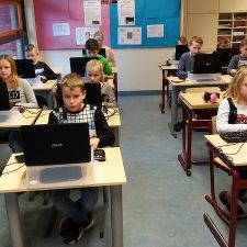 Kinderen achter computers tijdens het oefenexamen